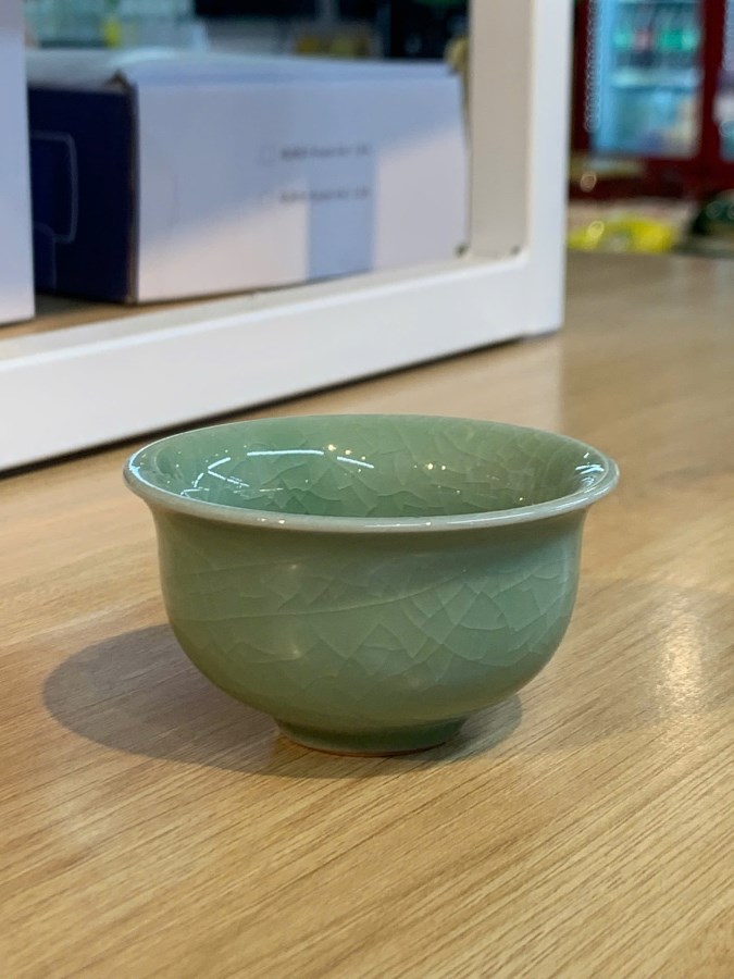 Cốc trà hoa văn rạn