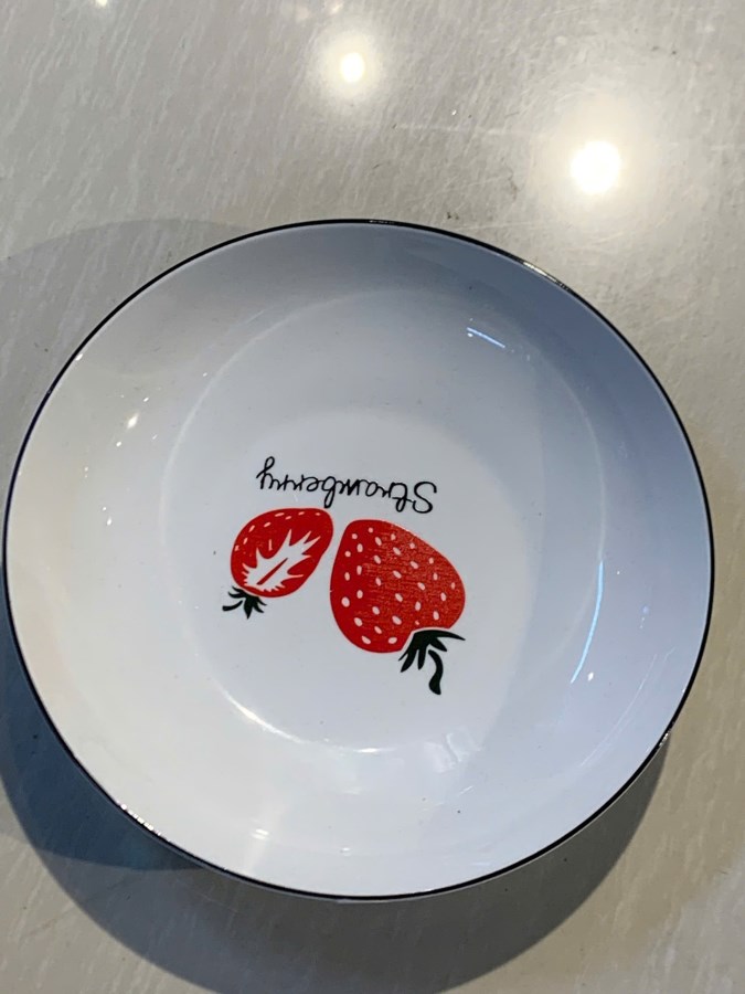 Đĩa sứ viền đen vàng dâu tây 8.3 inch