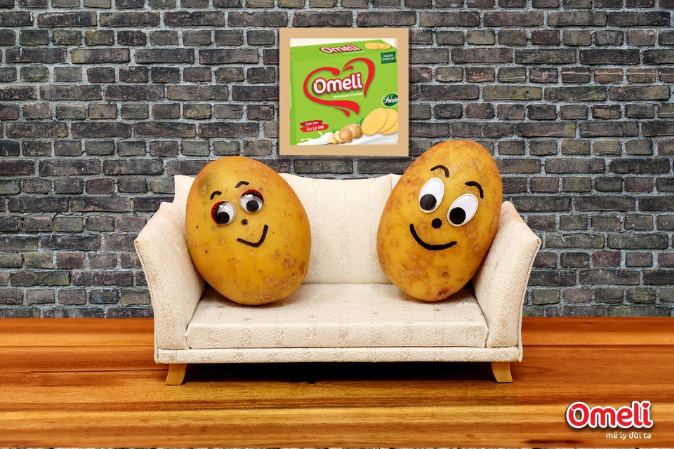 Cùng thưởng thức vị giòn rụm và thơm ngon từ bánh Omely Cracker khoai tây