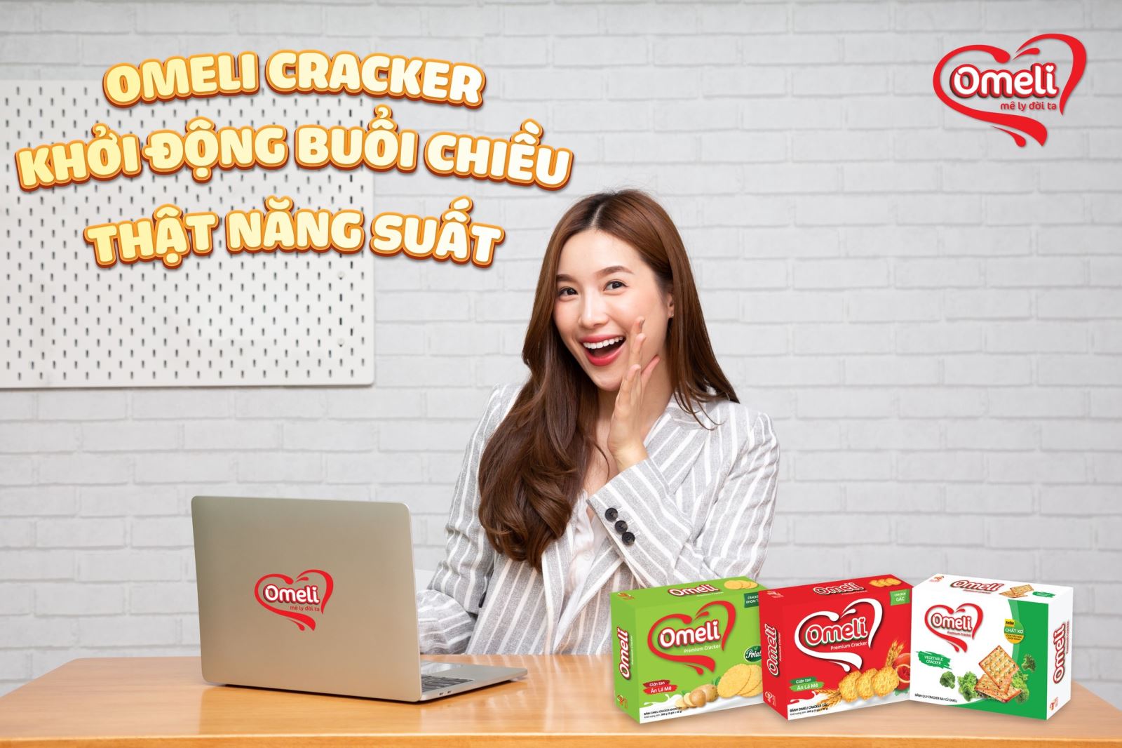 Cùng thưởng thức vị giòn rụm và thơm ngon từ bánh Omely Cracker khoai tây